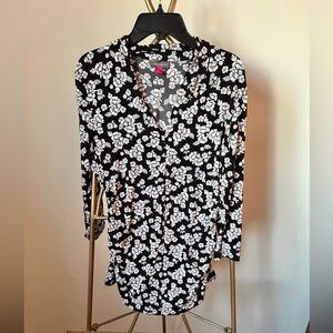 Vince Camuto Black and White Floral V-Neck Ruched Blouse